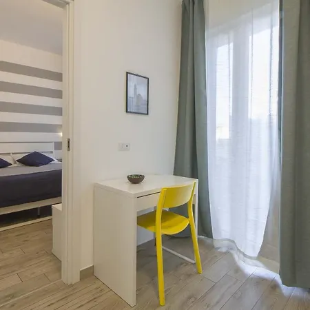 Le Dimore In Centro Con Parcheggio E Self Check-in Affittacamere